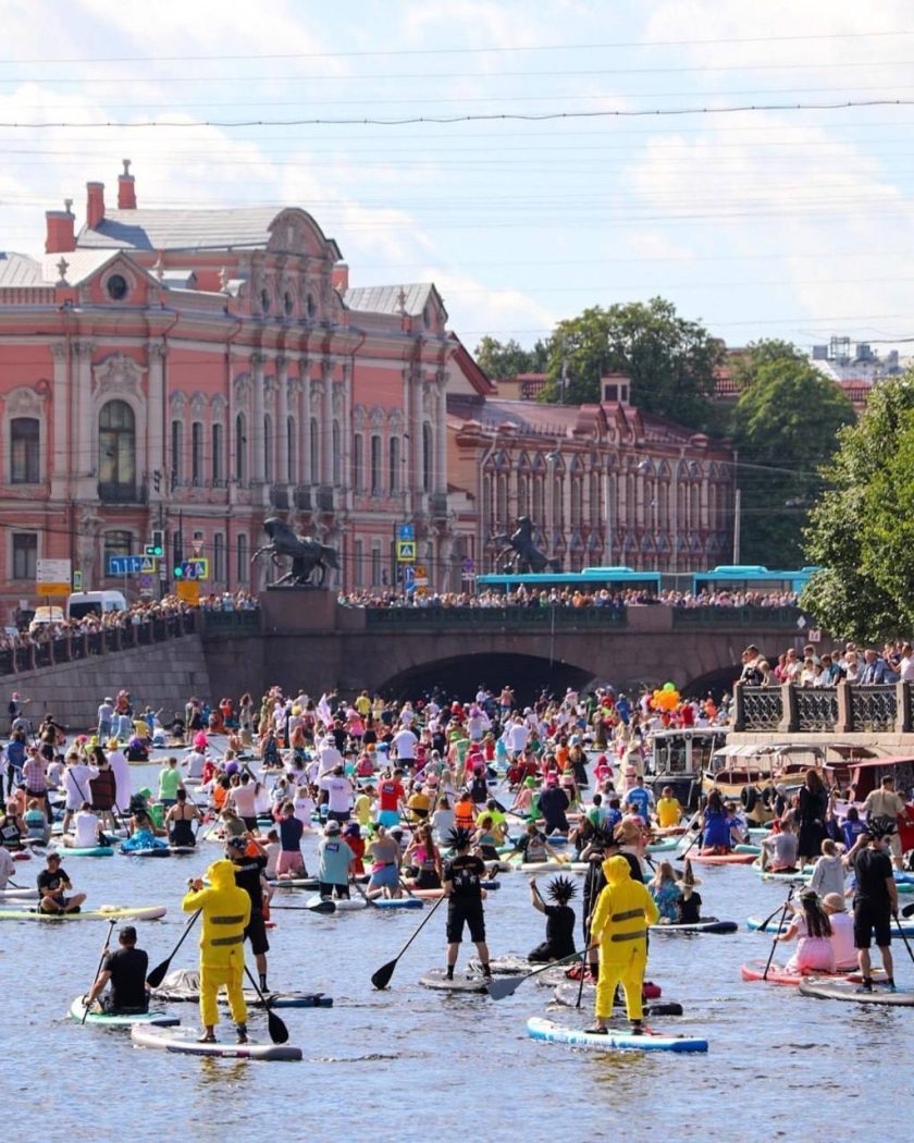 Фестиваль «Фонтанка SUP»: сплав на доске через сердце Петербурга